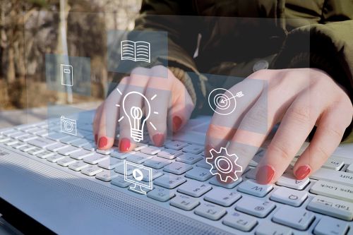 Person tippt auf Laptop